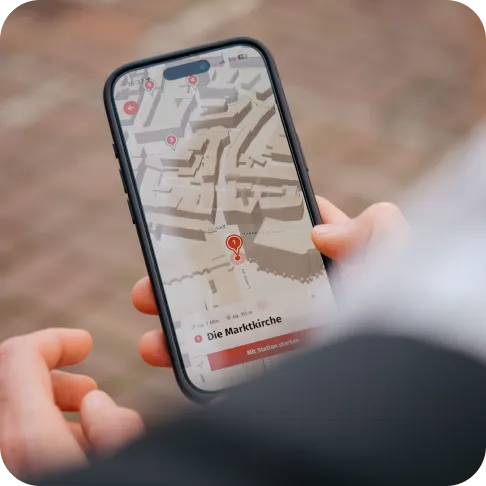 Hand hält ein Smartphone mit der Kartenansicht von hanno.guide